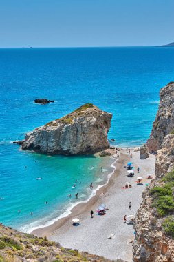 Kaladi plajı, kristal berrak su manzarası ve yaz döneminde Kythira adasında derin mavi bir gökyüzü karşısında kaya oluşumu. İyon, Yunanistan, Avrupa
