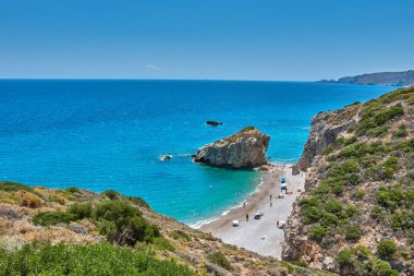 Kaladi plajı, kristal berrak su manzarası ve yaz döneminde Kythira adasında derin mavi bir gökyüzü karşısında kaya oluşumu. İyon, Yunanistan, Avrupa
