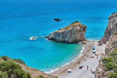 Kaladi plajı, kristal berrak su manzarası ve yaz döneminde Kythira adasında derin mavi bir gökyüzü karşısında kaya oluşumu. İyon, Yunanistan, Avrupa