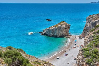 Kaladi plajı, kristal berrak su manzarası ve yaz döneminde Kythira adasında derin mavi bir gökyüzü karşısında kaya oluşumu. İyon, Yunanistan, Avrupa