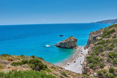 Kaladi plajı, kristal berrak su manzarası ve yaz döneminde Kythira adasında derin mavi bir gökyüzü karşısında kaya oluşumu. İyon, Yunanistan, Avrupa