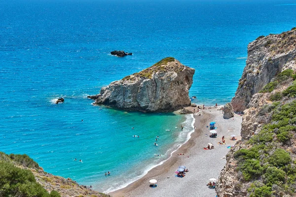 Kaladi plajı, kristal berrak su manzarası ve yaz döneminde Kythira adasında derin mavi bir gökyüzü karşısında kaya oluşumu. İyon, Yunanistan, Avrupa