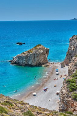 Kaladi plajı, kristal berrak su manzarası ve yaz döneminde Kythira adasında derin mavi bir gökyüzü karşısında kaya oluşumu. İyon, Yunanistan, Avrupa