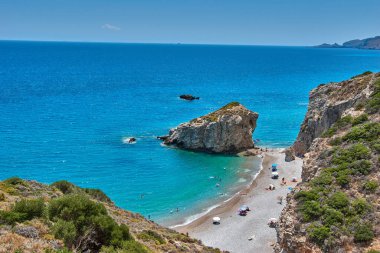 Kaladi plajı, kristal berrak su manzarası ve yaz döneminde Kythira adasında derin mavi bir gökyüzü karşısında kaya oluşumu. İyon, Yunanistan, Avrupa