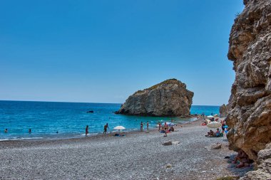 Kaladi plajı, kristal berrak su manzarası ve yaz döneminde Kythira adasında derin mavi bir gökyüzü karşısında kaya oluşumu. İyon, Yunanistan, Avrupa