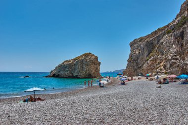 Kaladi plajı, kristal berrak su manzarası ve yaz döneminde Kythira adasında derin mavi bir gökyüzü karşısında kaya oluşumu. İyon, Yunanistan, Avrupa