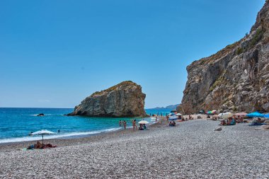 Kaladi plajı, kristal berrak su manzarası ve yaz döneminde Kythira adasında derin mavi bir gökyüzü karşısında kaya oluşumu. İyon, Yunanistan, Avrupa