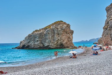 Kaladi plajı, kristal berrak su manzarası ve yaz döneminde Kythira adasında derin mavi bir gökyüzü karşısında kaya oluşumu. İyon, Yunanistan, Avrupa