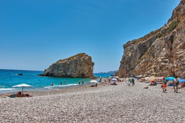 Kaladi plajı, kristal berrak su manzarası ve yaz döneminde Kythira adasında derin mavi bir gökyüzü karşısında kaya oluşumu. İyon, Yunanistan, Avrupa