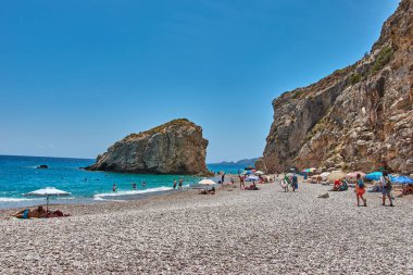 Kaladi plajı, kristal berrak su manzarası ve yaz döneminde Kythira adasında derin mavi bir gökyüzü karşısında kaya oluşumu. İyon, Yunanistan, Avrupa