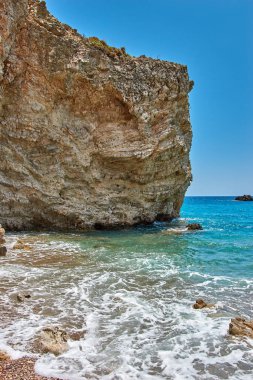 Kaladi plajı, kristal berrak su manzarası ve yaz döneminde Kythira adasında derin mavi bir gökyüzü karşısında kaya oluşumu. İyon, Yunanistan, Avrupa