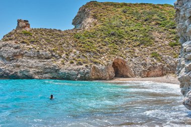 Kaladi plajı, kristal berrak su manzarası ve yaz döneminde Kythira adasında derin mavi bir gökyüzü karşısında kaya oluşumu. İyon, Yunanistan, Avrupa