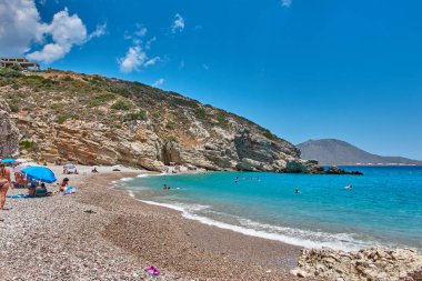 Kaladi plajı, kristal berrak su manzarası ve yaz döneminde Kythira adasında derin mavi bir gökyüzü karşısında kaya oluşumu. İyon, Yunanistan, Avrupa