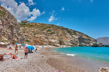 Kaladi plajı, kristal berrak su manzarası ve yaz döneminde Kythira adasında derin mavi bir gökyüzü karşısında kaya oluşumu. İyon, Yunanistan, Avrupa