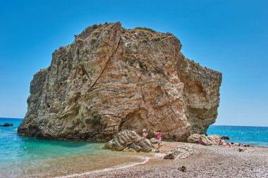 Kaladi plajı, kristal berrak su manzarası ve yaz döneminde Kythira adasında derin mavi bir gökyüzü karşısında kaya oluşumu. İyon, Yunanistan, Avrupa