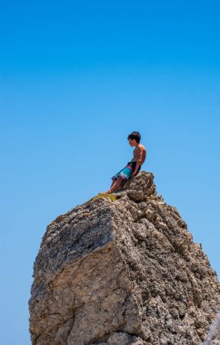 Kythira Adası, İyon Denizi, Yunanistan ve Avrupa 'daki Kaladi plajında oynayan küçük bir çocuğun ikonik görüntüsü.