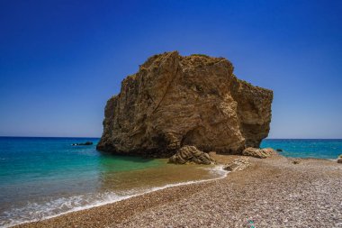 Kaladi plajı, kristal berrak su manzarası ve yaz döneminde Kythira adasında derin mavi bir gökyüzü karşısında kaya oluşumu. İyon, Yunanistan, Avrupa