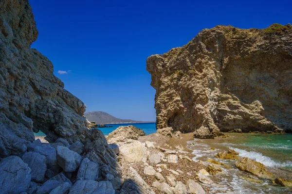 卡拉迪海滩 夏季的风景与水晶清澈的水和岩石形成对抗凯萨岛深蓝色的天空 Ionian Greece Europe — 图库照片