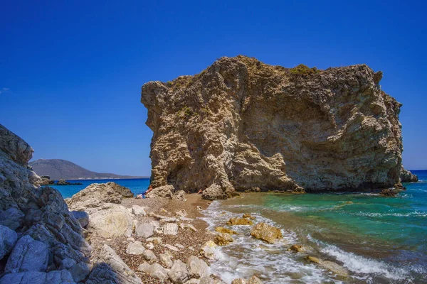 卡拉迪海滩 夏季的风景与水晶清澈的水和岩石形成对抗凯萨岛深蓝色的天空 Ionian Greece Europe — 图库照片