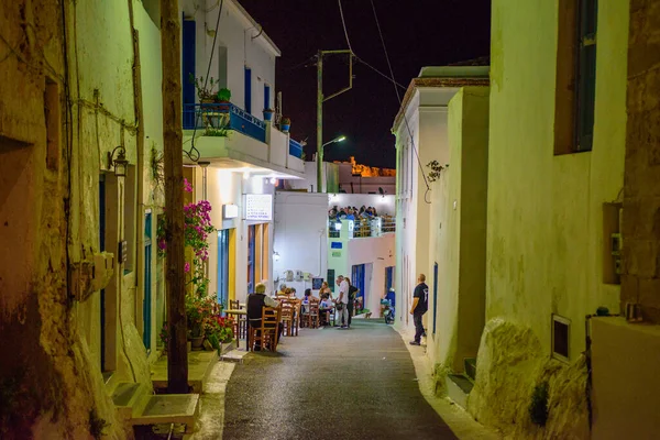 Edificios Arquitectónicos Con Gente Caminando Por Las Calles Del Pueblo — Foto de Stock