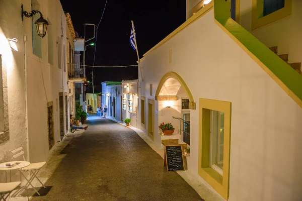 夜间在Chora村街道上行走的建筑建筑 Kythera岛上风景如画的Chora村的城市摄影 — 图库照片