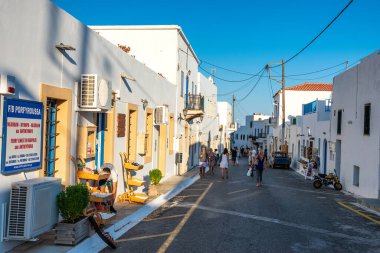 Yunanistan 'ın Kythira adasındaki Chora köyünün sokaklarında yürüyen insanların olduğu mimari binalar. Kythera adasındaki pitoresk Chora köyünün şehir fotoğrafçılığı.