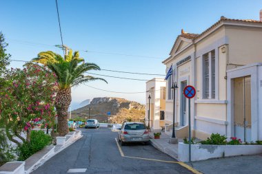 Yunanistan 'ın Kythira adasındaki Chora köyünün sokaklarında yürüyen insanların olduğu mimari binalar. Kythera adasındaki pitoresk Chora köyünün şehir fotoğrafçılığı.