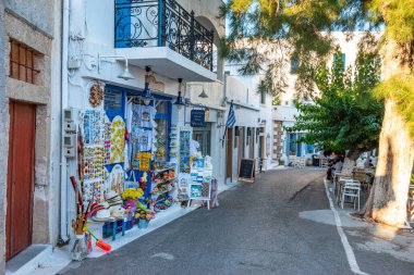 Yunanistan 'ın Kythira adasındaki Chora köyünün sokaklarında yürüyen insanların olduğu mimari binalar. Kythera adasındaki pitoresk Chora köyünün şehir fotoğrafçılığı.