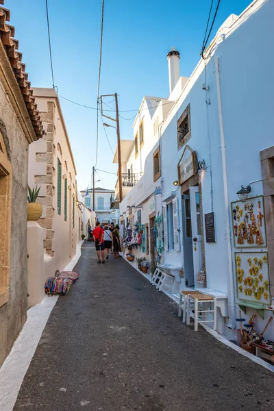 Budynki Architektoniczne Ludźmi Spacerującymi Ulicami Wioski Chora Wyspie Kythira Grecja — Zdjęcie stockowe