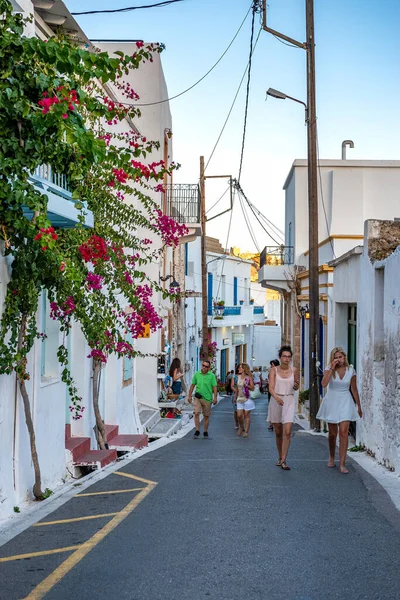 Budynki Architektoniczne Ludźmi Spacerującymi Ulicami Wioski Chora Wyspie Kythira Grecja — Zdjęcie stockowe