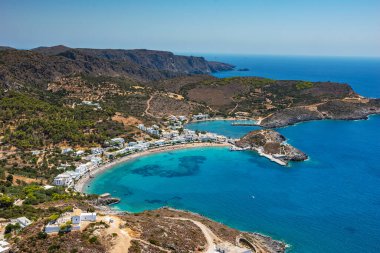 Yunanistan 'ın Kythera adasındaki Kapsali plajı üzerinde güzel bir yaz manzarası.