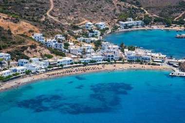Yunanistan 'ın Kythera adasındaki Kapsali plajı üzerinde güzel bir yaz manzarası.