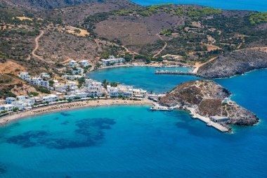 Yunanistan 'ın Kythera adasındaki Kapsali plajı üzerinde güzel bir yaz manzarası.
