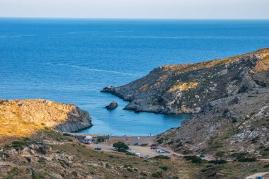 Gün batımında Kythira adasındaki ünlü kayalık plaj Melidoni manzarası. Kristal berrak su ve Akdeniz, Yunanistan ve Avrupa 'da küçük kayalık bir körfez ile şaşırtıcı manzara.