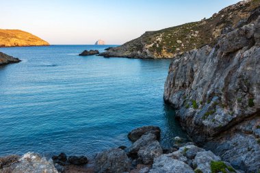 Gün batımında Kythira adasındaki ünlü kayalık plaj Melidoni manzarası. Kristal berrak su ve Akdeniz, Yunanistan ve Avrupa 'da küçük kayalık bir körfez ile şaşırtıcı manzara.