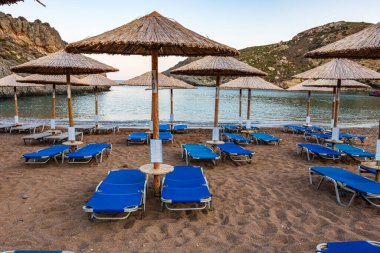 Gün batımında Kythira adasındaki ünlü kayalık plaj Melidoni manzarası. Kristal berrak su ve Akdeniz, Yunanistan ve Avrupa 'da küçük kayalık bir körfez ile şaşırtıcı manzara.