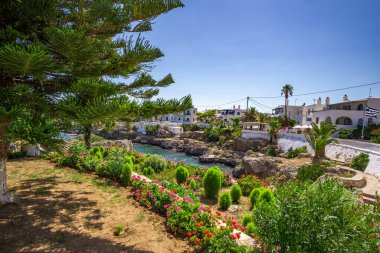 Yunanistan 'ın Kythera adasındaki Avlemonas veya Avlemon adlı pitoresk sahil köyünden güzel bir manzara.