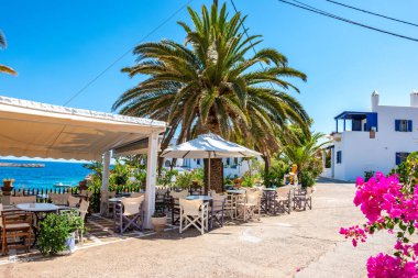 Yunanistan 'ın Kythera adasındaki Avlemonas veya Avlemon adlı pitoresk sahil köyünden güzel bir manzara.