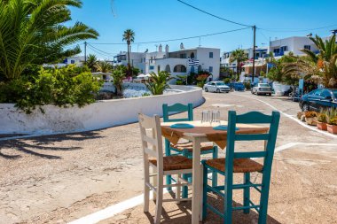 Yunanistan 'ın Kythera adasındaki Avlemonas veya Avlemon sahil köyündeki geleneksel restorandaki ahşap masaların manzarası.