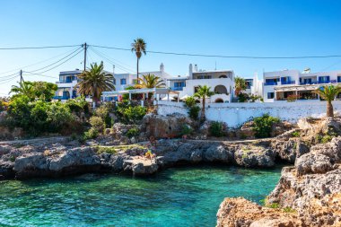 Yunanistan 'ın Kythera adasındaki Avlemonas veya Avlemon adlı pitoresk sahil köyünden güzel bir manzara.