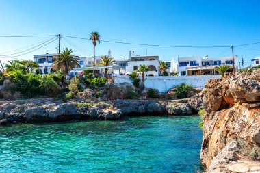 Yunanistan 'ın Kythera adasındaki Avlemonas veya Avlemon adlı pitoresk sahil köyünden güzel bir manzara.