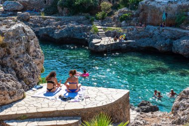 Yunanistan 'ın Kythera adasındaki Avlemonas veya Avlemon adlı pitoresk sahil köyünden güzel bir manzara.