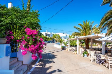Yunanistan 'ın Kythera adasındaki Avlemonas veya Avlemon adlı pitoresk sahil köyünden güzel bir manzara.