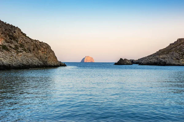 日落时在凯萨岛的著名岩石海滩梅里多尼的景色 在地中海 欧洲有着晶莹清澈的海水和一个小岩石湾的迷人风景 — 图库照片