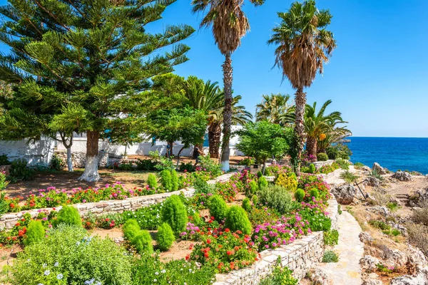 Yunanistan 'ın Kythera adasındaki Avlemonas veya Avlemon adlı pitoresk sahil köyünden güzel bir manzara.