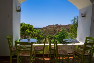 Yunanistan 'ın Kythira adasındaki Chora köyünün sokaklarında yürüyen insanların olduğu mimari binalar. Kythera adasındaki pitoresk Chora köyünün şehir fotoğrafçılığı.