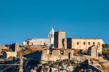 Yunanistan 'ın Kythera adasındaki tarihi şatodan manzara.