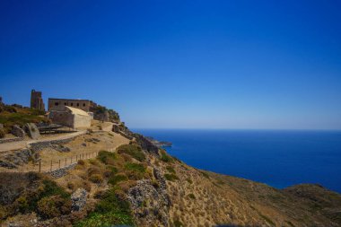 Yunanistan 'ın Kythera adasındaki tarihi şatodan manzara.