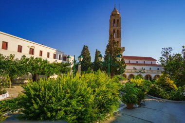 Panagia Myrtidiotissa manastırı ve Kythira 'nın ruhani merkezi. Tapınak, Kythira 'nın hamisi olarak kabul edilen Bakire Myrtidiotissa' ya adanmıştır..