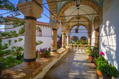 Panagia Myrtidiotissa manastırı ve Kythira 'nın ruhani merkezi. Tapınak, Kythira 'nın hamisi olarak kabul edilen Bakire Myrtidiotissa' ya adanmıştır..